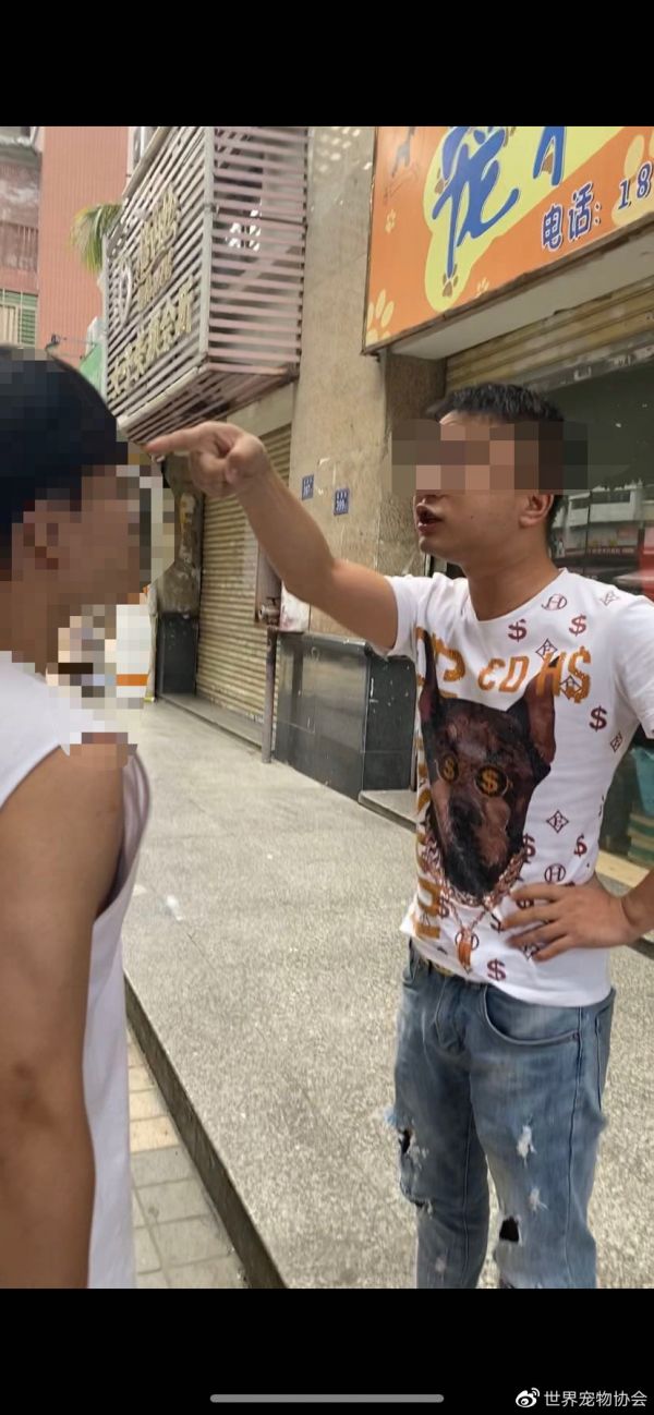 右为该宠物店老板