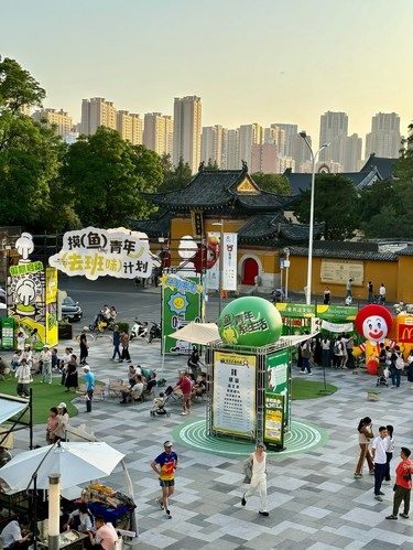 预测会是下个顶流。。。有种在成都逛街的即视感