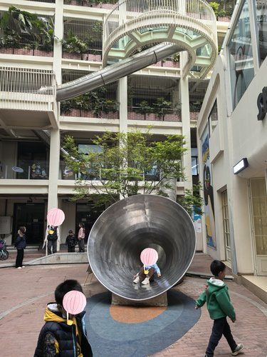 娃都玩疯了❗成都把整栋楼修成了梭梭板