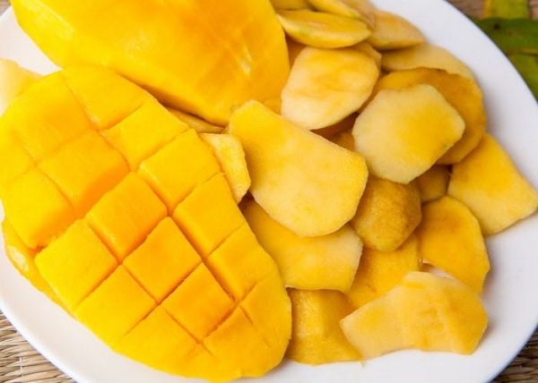 Un mango pelado y cortado