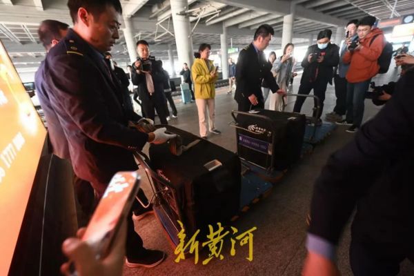 3只“毛孩子”坐高铁到济南西站 全国首趟高铁宠物托运列车来了