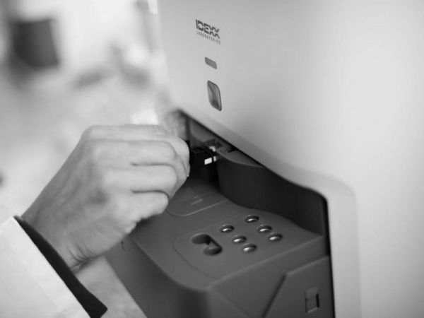 Hand loading Catalyst Analyzer, black and white.