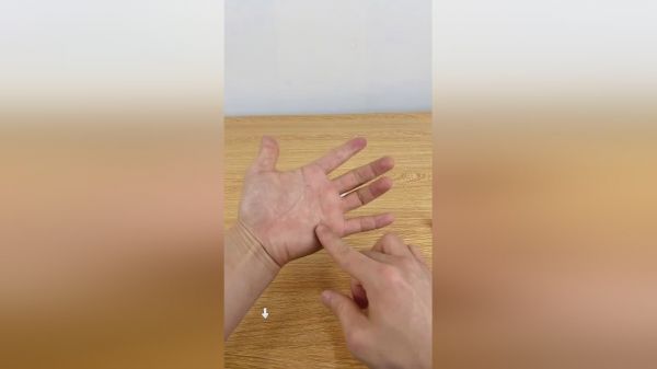 小伙吃饭时给亲友露一手，马上收获掌声。