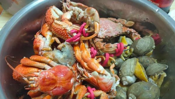 宠物猫的饮食习惯——能否食用虾和螃蟹（小猫是否适宜食用海鲜）