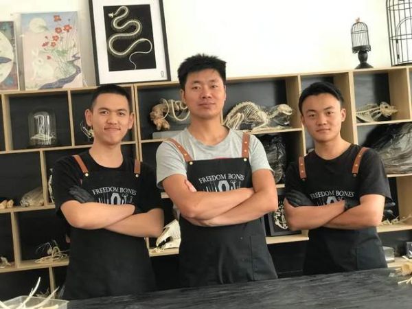 图为赵云川（中）和两位学徒