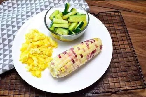 猫咪晚餐食谱:精选鱼肉+蔬菜,营养均衡,你猜会搭配什么主食?