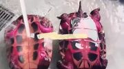 女子把火龙果喂给乌龟吃,乌龟:想不到进你家还能换身皮肤