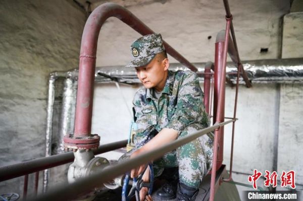 调式设备，查看运行状态。　秦诗凯 摄