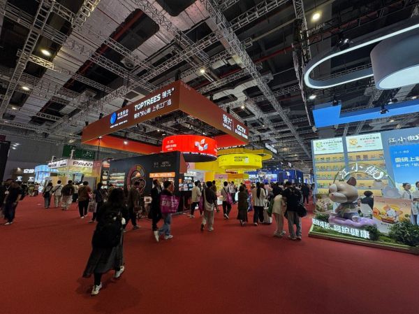 图为:第五届TOPS上海它博会展会现场(杨溢仁摄)