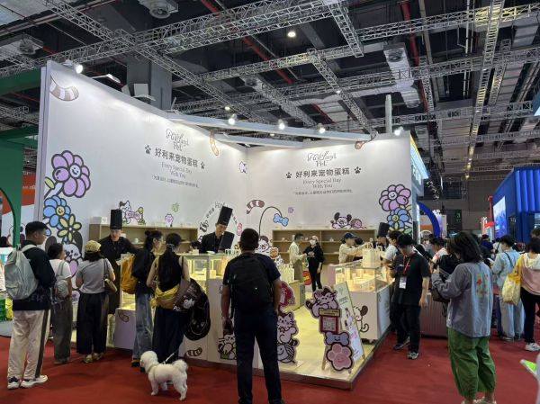 图为:第五届TOPS上海它博会现场的宠物蛋糕展位(杨溢仁摄)