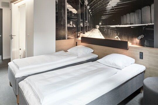 Two twin beds in a hotel guest room