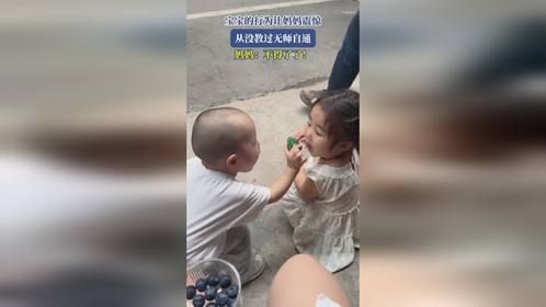 宝宝的行为让妈妈震惊，从没教过无师自通，妈妈：不得了了！