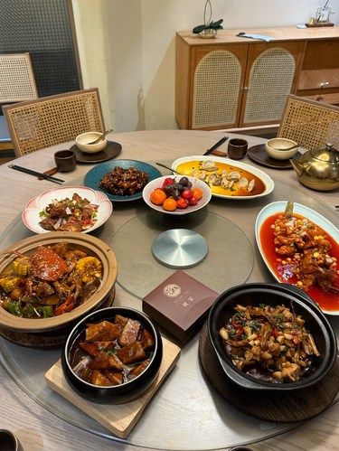 大家聚餐其乐融融