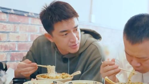 男明星吃螺蛳粉合集，吴京嗦粉太馋人了，林更新：这有味啊