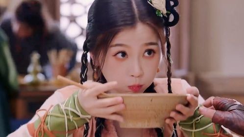 影视虞书欣吃戏有多香？大口啃烤串，一碗鸡蛋面吃的太馋人