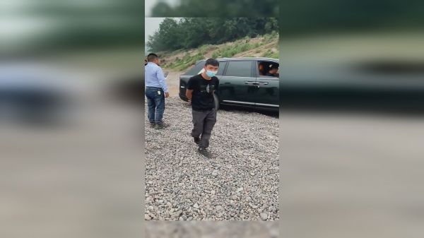 男子去农村相亲借老板的劳斯莱斯库里南，结果遇到这样的路