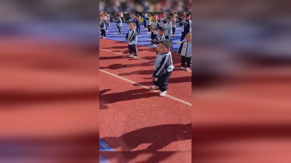 幼儿园的小朋友跳舞，这个胖胖的小男孩也太可爱了吧