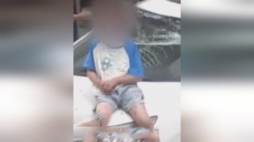 儿童从5楼阳台坠落至轿车顶生还 邻居：幸好有车玻璃顶住