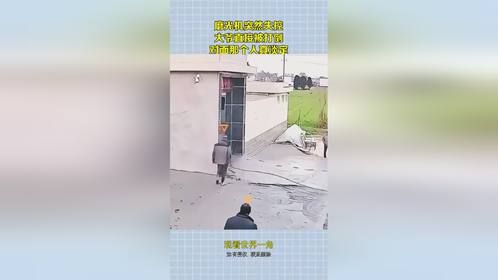 磨光机突然失控，大爷直接被打倒，对面那个人真淡定