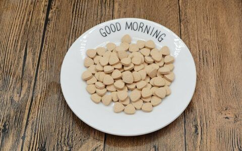 猫咪微量元素片是智商税吗？科学预防猫咪咬塑料袋、乱吃猫砂