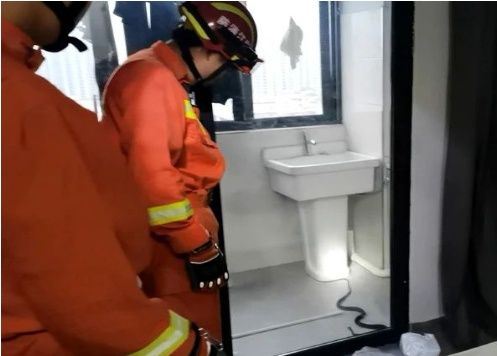 女子网购一条蛇！拆开快递，瞬间崩溃：我再也不敢了……