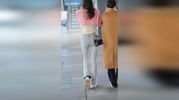 北京三里屯惊现“腰女”
