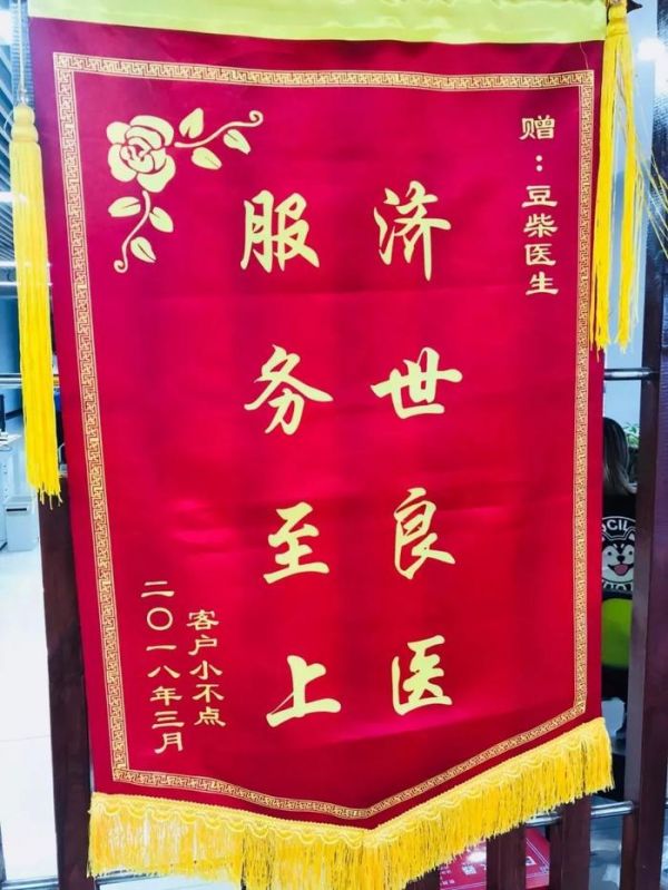 女子带猫去人医院看病，只因宠物医院急诊挂号费要300元？！