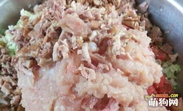 科学制作狗粮很简单，在家就能做，再也不用担心买的狗粮不好了！