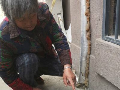 惊险！罐头高空抛下砸伤过路老人