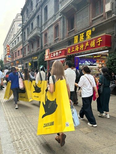 外滩有个显眼包