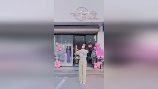在店门口给大家跳一段舞蹈！