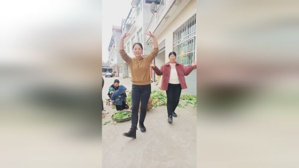 和妈妈一起跳一段舞蹈！