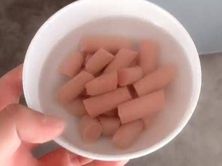 天气逐渐变热,来教大家为家里的狗狗制作一款简单又清凉的小零食!