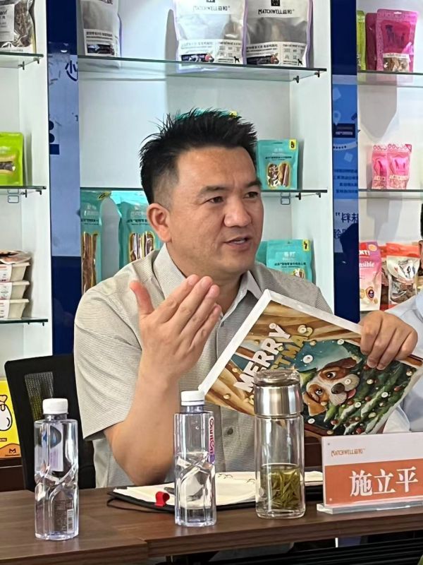 益和宠物董事长兼总经理施立平介绍宠物食品盲盒 来源:中新经纬魏薇 摄