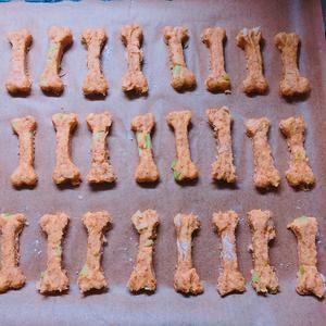 Homemade dog treats 鸡肉全麦蔬菜狗饼干的做法 步骤2