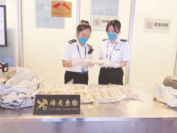     海关关员从旅客行李中查获的7.2千克燕盏     （南宁海关供图）