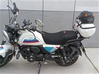 银钢150超级迷你摩托车，白色车身配蓝红条纹，跑了3000多公里，用了两年，车况很好。带后备箱，适合...