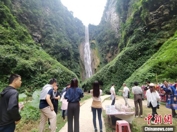 探秘通灵大峡谷飞瀑如“一箭穿心”