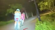 男子夜晚骑行压到蛇,以为蛇卷进车轮不敢停一直大喊:车洗了几遍