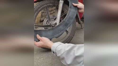 如何在不拆卸轮胎的情况下徒手更换摩托车内胎