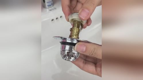 洗脸盆经常被头发堵，有臭味安装简单下水快