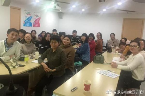 王烁老师与瑞派东华宠物医师团队合影