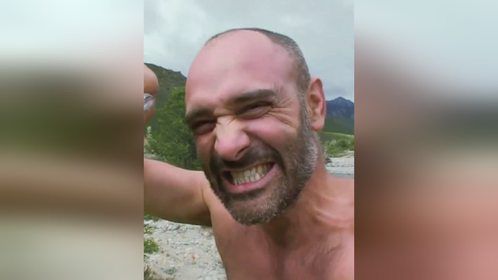 单挑荒野：德爷吃上了草莓水果餐，还捕到了两条鱼