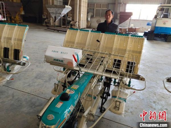 工作人员核对农机设备。镇海宣传部供图