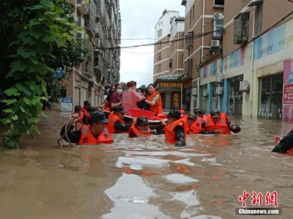 图为武警官兵转移受困人员。张永健 摄