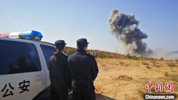 14日,北京警方对收缴的这批废旧爆炸物品进行了集中销毁。 丁建民 摄