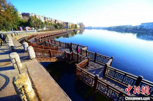 改造后木栈道成为护城河畔一道新风景 谢勇 摄
