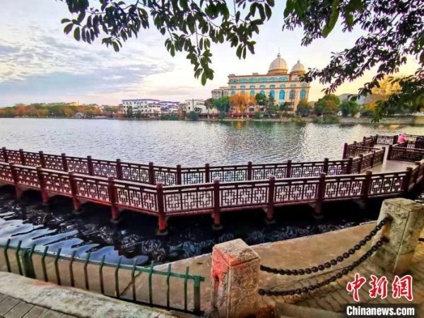 仿古拼格栏杆与护城河相映成景 谢勇 摄