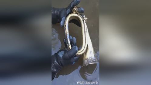 小伙在荒野探索二战遗迹，发现一只80多年的军号，简直像个艺术品