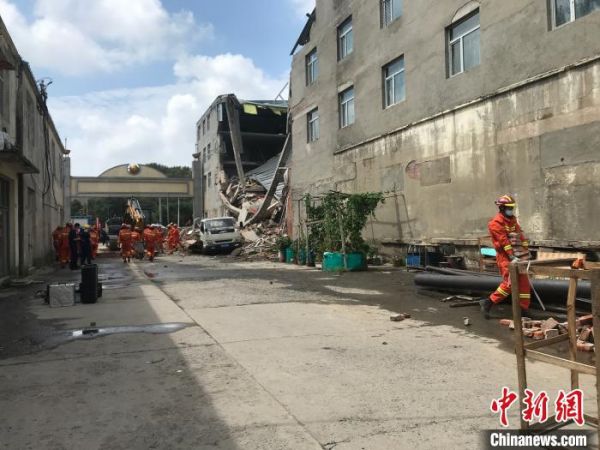 哈尔滨市一金属交易市场内四层建筑发生坍塌。　钟欣 摄